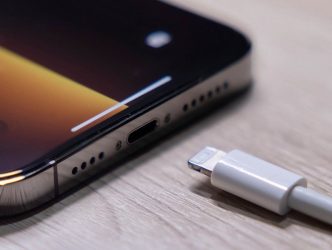 بهترین روش شارژ گوشی آیفون ۱۳ + تشخیص شارژر اصلی اپل از فیک
